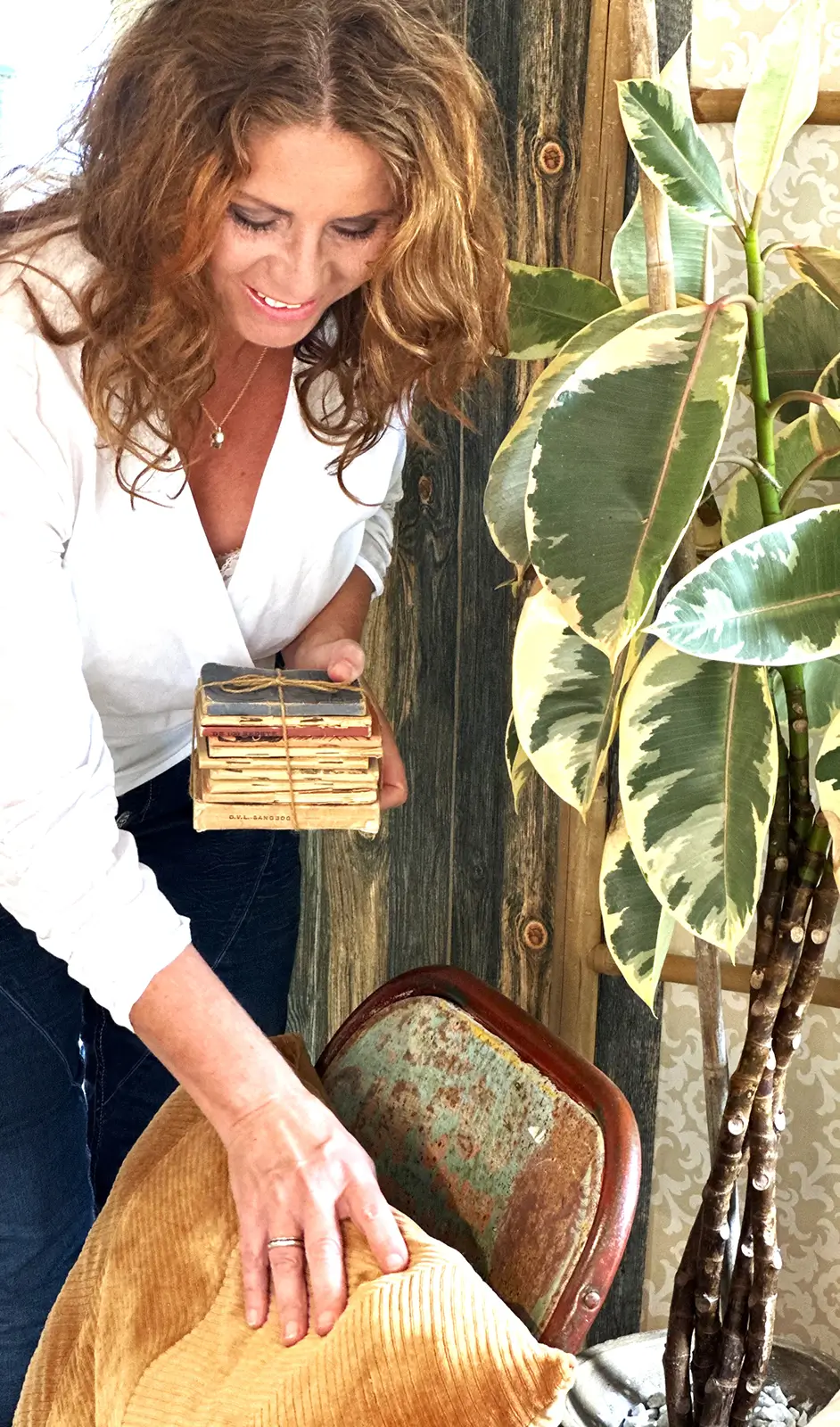 Charlotte Wibling placerer en pude