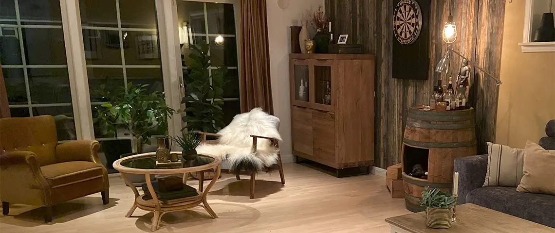 Stue med træmøbler